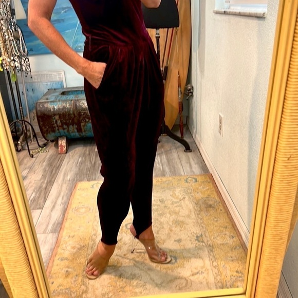 VTG PG Collections,Burgundy Velvet, Low V-Neck, Pockets, Stirrup Pants Romper, 8 - Picture 5 of 11